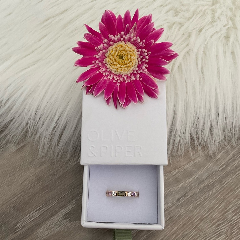 🌷OLIVE & PIPER Vale Crystal Accent Ring Size 7